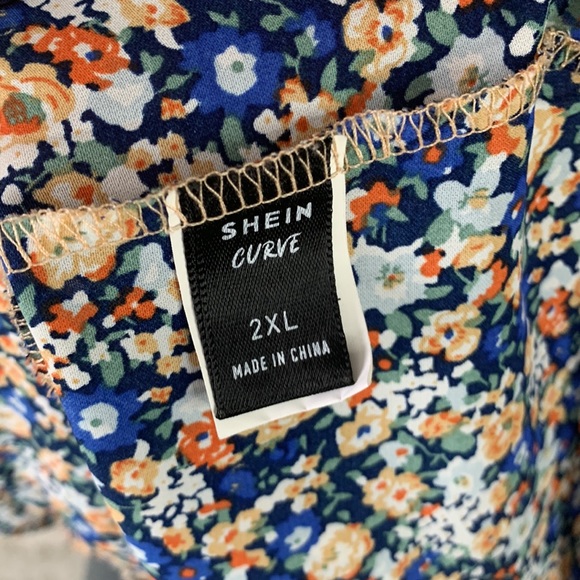 ❌SOLD❌SHEIN Ditzy Floral Top - Picture 5 of 6